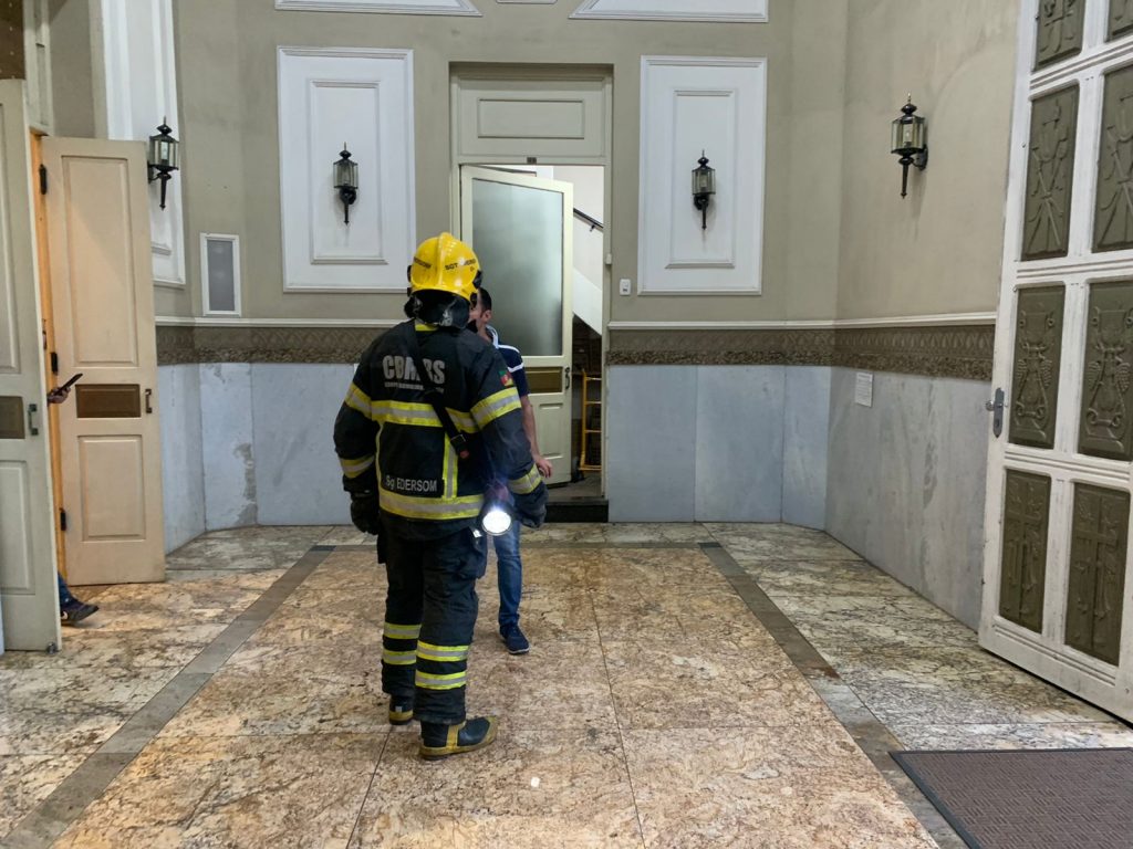 Princípio de incêndio é registrado na Catedral de Passo Fundo