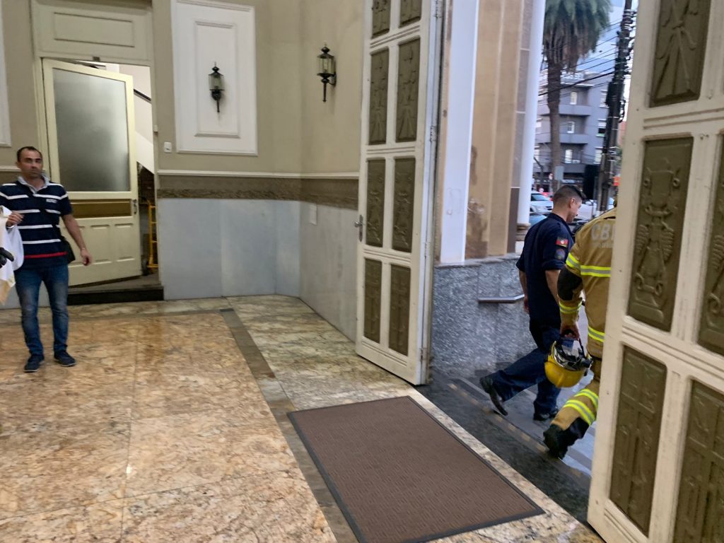 Princípio de incêndio é registrado na Catedral de Passo Fundo