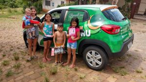 Padrinhos adotam cartinhas na Uirapuru e relatam alegria em mudar o Natal das crianças