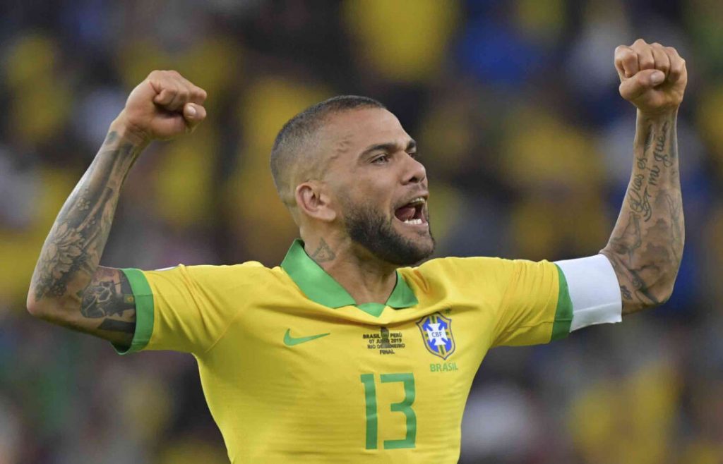 Tite considera aspecto físico e mental ao levar Daniel Alves para Copa do Mundo