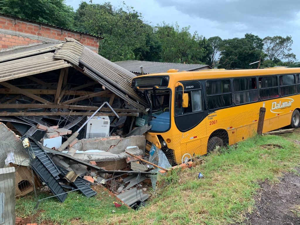 Ônibus com mais de 30 passageiros atinge três casas próximo ao Trevo do Ricci