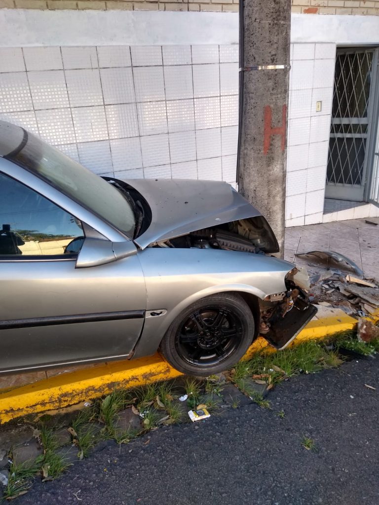 Guarda Municipal é acionada para atender ocorrência de veículo abandonado em calçada Na manhã desse domingo (23), um acidente de trânsito foi registrado na Capitão Araújo, no centro de Passo Fundo. O veículo GM Vectra de cor cinza estava sobre a calçada, obstruindo o portão de uma residência. Quando agentes da Guarda Municipal de Trânsito chegarem ao local, encontraram o carro danificado e abandonado na esquina com a rua Independência. O veículo estava com a frente amassada e parte da calçada arrancada, o que indica que teria colidido com um poste de energia elétrica. O condutor do veículo não foi localizado e segundo moradores da região, o barulho da batida foi ouvido durante a madrugada, por volta das 5h. O carro foi recolhido até o pátio do guincho e está à disposição do proprietário.