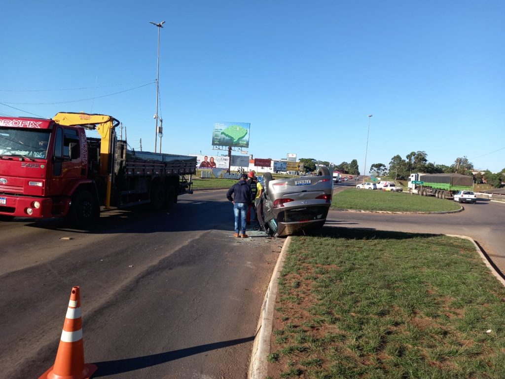 Por volta das 8h15 desta segunda-feira (24) foi registrada uma colisão que resultou em capotamento na ERS-324, proximidades do trevo norte, em Marau. Segundo informações obtidas pela reportagem, o fato envolveu um veículo HyundaiHB20, com placa de Belo HorizonteMG, e um RenaultSandero, com placa de Marau. No HB20 estavam o motorista e o caroneiro. Conforme informações, eles são trabalhadores da construção civil e se deslocavam de ErechimRS em direção a cidade de IvotiRS. Já no Sandero estava apenas o motorista, morador de Marau. Devido ao capotamento, o motorista do HB20 precisou ser encaminhado para atendimento médico no Hospital Cristo Redentor, já o caroneiro não se feriu. O motorista do RenaultSandero também foi levado para atendimento no HCR. A ocorrência foi atendida pelas equipes do Corpo de Bombeiros e do SAMU. As causas do acidente ainda são desconhecidas.