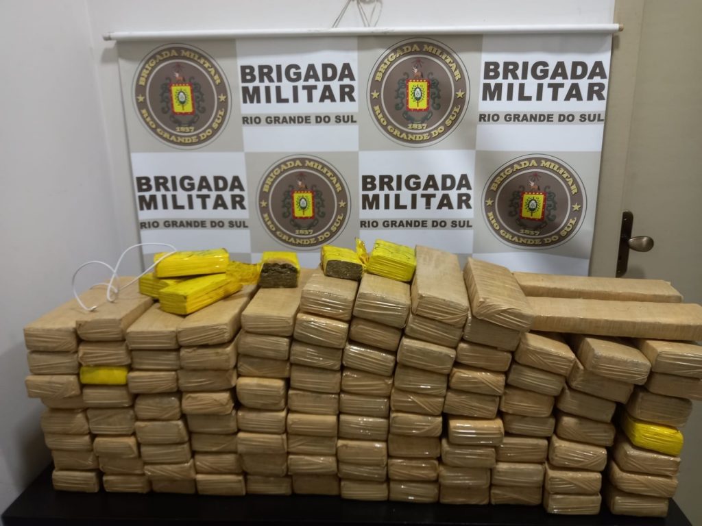 Ação conjunta entre Batalhão Rodoviário e policiamento urbano resulta em grande apreensão de droga em Passo Fundo