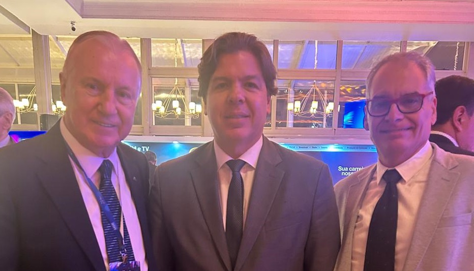 Na imagem o diretor do Grupo Uirapuru, Jerônimo de Paiva  Fragomeni, o Ministro das Comunicações Frederico de Siqueira Filho e o Presidente da AGERT Roberto Cervo Melão.
